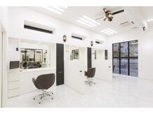 どのブースも隣の席とは仕切りがありゆっくりと施術を受けれます