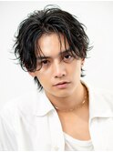 黒髪ツーブロックナチュラルセンターパートフェザーパーマ眉毛