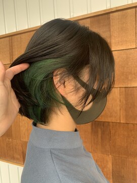 アンチ(ANTI) ブラック×グリーンのアクセントカラー