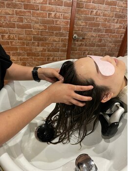 【話題沸騰中の”頭浸浴ヘッドスパ”】あたたかいお湯に頭皮が包まれながら髪・頭皮の汚れを取り除く◎