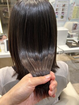 ケンジ 平塚 アネッタ(KENJE annetta) 艶髪ストレート