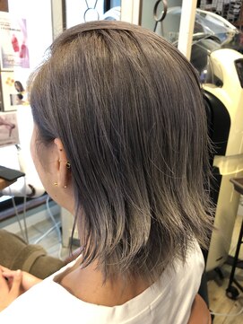 ビューティーワークスループライン(beautyworks LoopLine) 大胆カラーでクールな外ハネスタイル