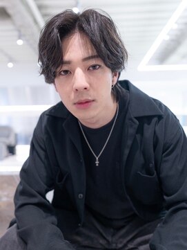 イオ 本厚木(io) 波巻きツイストパーマセンターパートアッシュブラック束感