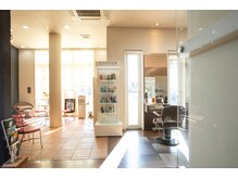 ヘアメイク シンズ レインボー(Hair Make SHIN'S RAINBOW)の雰囲気（自然光を取り入れた温かい空間のサロン）
