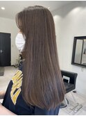 髪が柔らかく見える女性らしいグレージュ