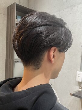 ブルニール 中崎町(BLEUNIR) センターパート　メンズ　前下がり　刈り上げ　ツーブロック