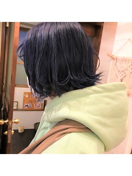 ラレイ(Lalei) ＊ブルーカラー×ショートボブ　辻幸奈　表参道