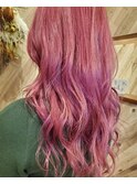 冬も派手色!雪の中で誰よりも目立つピンクレッドヘアー!