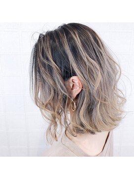 アヴァンス アリオ鳳店(AVANCE) バレイヤージュで立体感あるヘアスタイルに