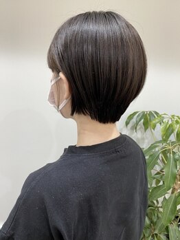 ファッショナブルな白髪デザインでNEW LOOKをけん引！旬色でぼかせばファーストグレイカラーもお洒落に◎