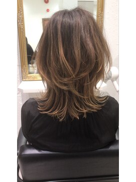 エマ(emma) 20代30代40代50代小顔くびれレイヤーひし形ミディアム白髪ぼかし