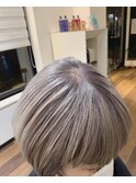 ショートのホワイトベージュ