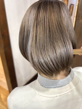 ララ(LALA) 限りなくナチュラルなシルバーカラー