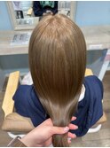 光に透けるシアーベージュ