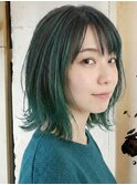 暗髪×緑のハイライトで大人モードな印象に