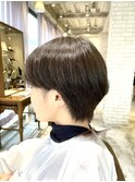 オリーブカラーのハンサムショート