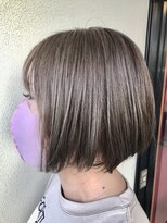 ジェリカ(Jlica) 細めのハイライトで魅せるハイトーンベージュ 顎ラインボブ