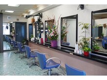 フェイムヘアアンドフェイスの雰囲気（季節感を感じるディスプレイでお客様をお迎えいたします。）