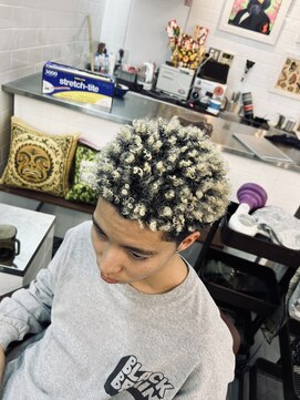 ノーフューチャー(NO FUTURE) テーパーアフロ