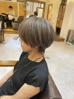 チリンバイロストシティー(Chillin by LOSTCITY)&nbsp;白髪ぼかしハイライト　ショートボブ