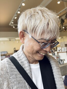 ラット(RUT) ▽ホワイトベージュ×無造作マッシュスタイル