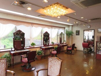サクライ美容室の写真/周りの目を気にせずお悩みを相談◎経験豊富なスタイリストによる丁寧な施術でゆったりサロンタイムを。