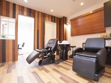 木目調の落ち着く店内で、頭皮状態を整えて髪を美しく！