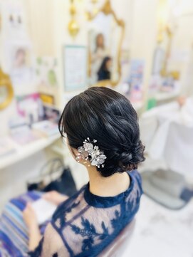 美容室 ティンカーベル シニヨンヘア