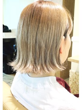 レウナ 外苑前(Reuna) 大人可愛くニュアンス外ハネボブ　フラットボブ