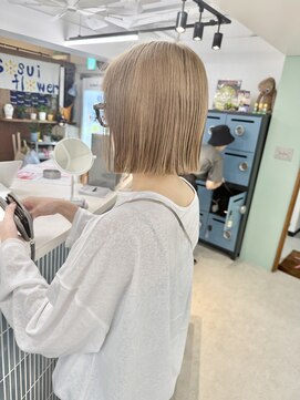 ヒビヲ(HIBIO) ショートボブ切りっぱなしボブタッセルボブベージュカラー横浜