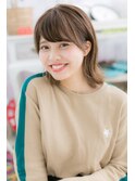斜めバング×耳かけの外ハネミディアム