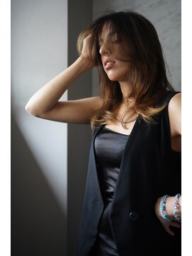 リバレッジ 広尾(Leverage) 大人海外セミロングレイヤー：Maho Toda