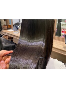 お手入れが不要で髪がまとまり、ツヤと潤いたっぷりの縮毛矯正。乾かすだけでツヤ髪に【笹塚】