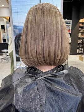 エイチ(H) xブリーチ/イメチェン/ホワイトブロンド/外ハネボブ/美髪/