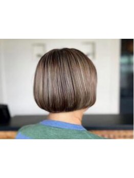 冬のトレンドはオリーブグレー！上品な大人女性に。気になり始めた白髪も、ダメージレスに綺麗に染まる。