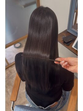  「柔らかい質感と扱いやすさが続く縮毛矯正」