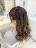 編み込みのダウンアレンジ