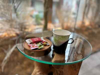 お待ちの間はお菓子とドリンクをご用意しております♪