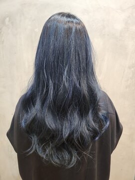 クロ(curro) 波巻きウェーブ×ブルーブラック