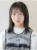 毛先内巻きワンカールで動きのある暗髪ロブ