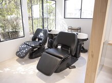 ロマリア 青山 南青山(Lomalia)の雰囲気（首への負担が少ないフルフラットのシャンプー台[青山/表参道]）