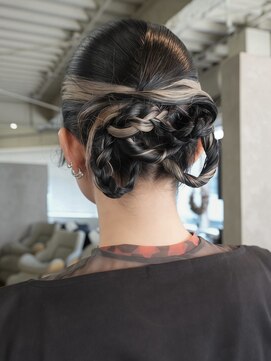 タイトヘアアレンジ　デザインカラー