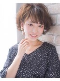 大人のヘアスタイル・ナチュラルなクセ毛風・ショートボブ