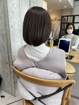 ディーエックス スリー(Dxxxx III) 艶髪ミディアムボブ