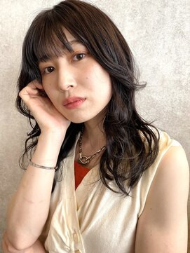 ラキ(laki) たっぷりレイヤーで動きのあるロングヘアー