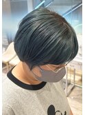 エメラルドグリーン