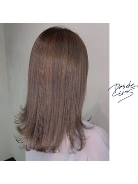 パドトロワ(Pas de trois) 新潟×シルバーグレージュ×外ハネ×透明感カラー