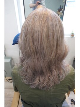 リムルヘアー(Rymlhair) グレージュ白髪ぼかし/シアーグレージュ/波巻き/ゆるふわ巻き