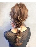 編みおろし　アレンジ　ローポニーテール　ニュアンス巻き