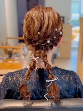 フォーエス(4S) ふわふわの編み下ろしツイン ~結婚式お呼ばれヘアアレンジ~